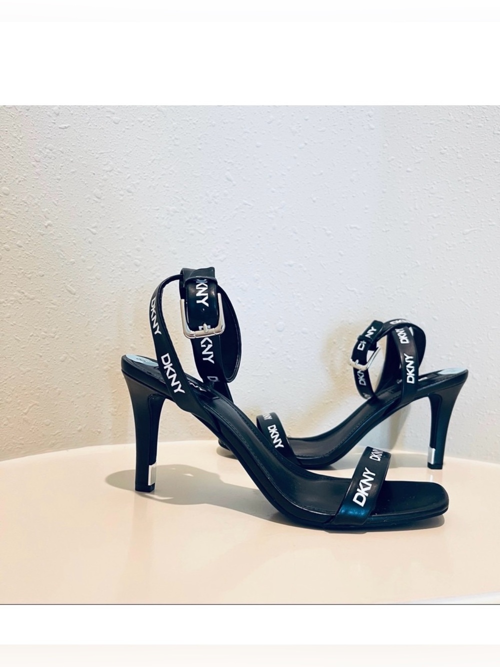 DKNY Logo Ankle Strap Women’s Black/White Heel Sandals Size 8.5 NEW